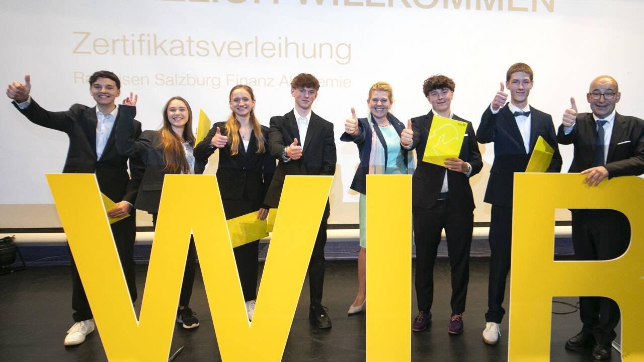 Stolze Absolventinnen und Absolventen des Bundesgymnasiums Seekirchen – gemeinsam mit Schuldirektorin Annemarie Seethaler sowie Lehrgangsleiter Michael Porenta.  