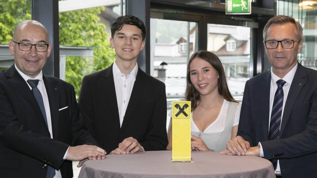 Lehrgangsleiter Michael Porenta, die Absolventen Samuel Schwab und Elena Schopf sowie RVS-Generaldirektor Heinz Konrad. 