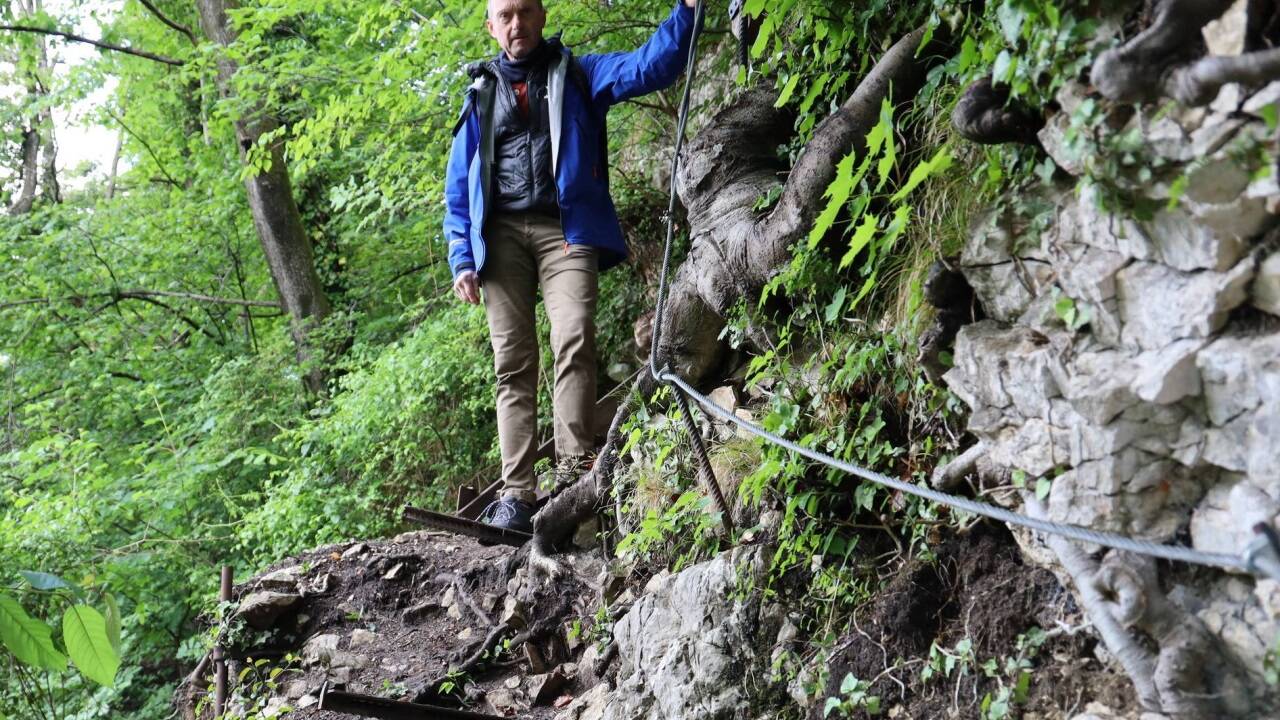 Dank Seilversicherung und Trittstufen aus Metall ist ein sicheres Gehen an der einzig exponierten Stelle möglich. Dank Seilversicherung und Trittstufen aus Metall ist ein sicheres Gehen an der einzig exponierten Stelle möglich.  