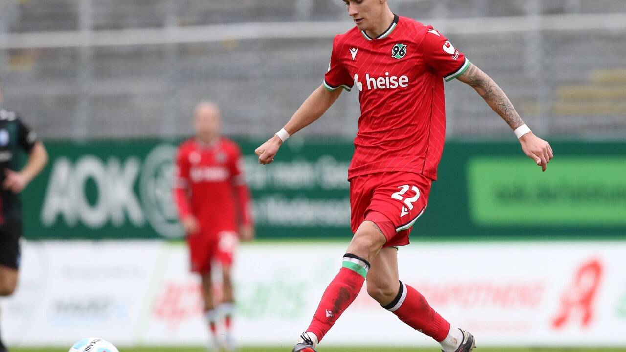 Lukas Wallner wurde in der Akademie von Red Bull Salzburg ausgebildet.   Lukas Wallner wurde in der Akademie von Red Bull Salzburg ausgebildet.