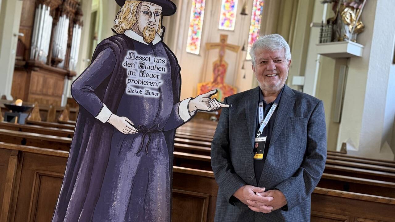 Franz Seiser vom Verein für Täufergeschichte Österreich kuratiert derzeit eine Ausstellung in der Andräkirche in Salzburg.  
