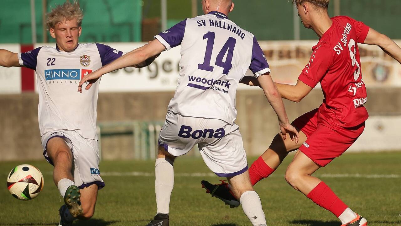 Sebastian Wörndl (links) ließ Hallwang am Samstag in der Salzburger Liga spät jubeln. 