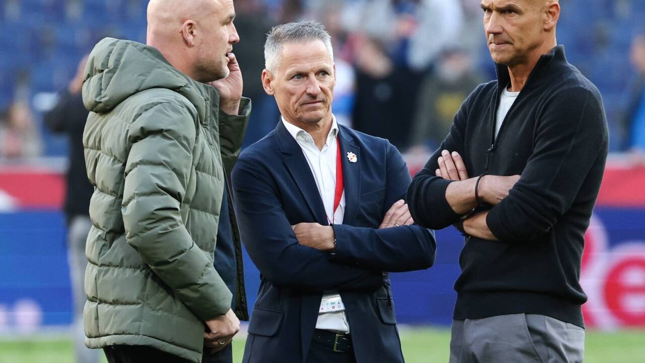 Die beiden Geschäftsführer Rouven Schröder (l.) und Stephan Reiter (Mitte) bauen gemeinsam mit Trainer Thomas Letsch den Kader von Red Bull Salzburg um.  