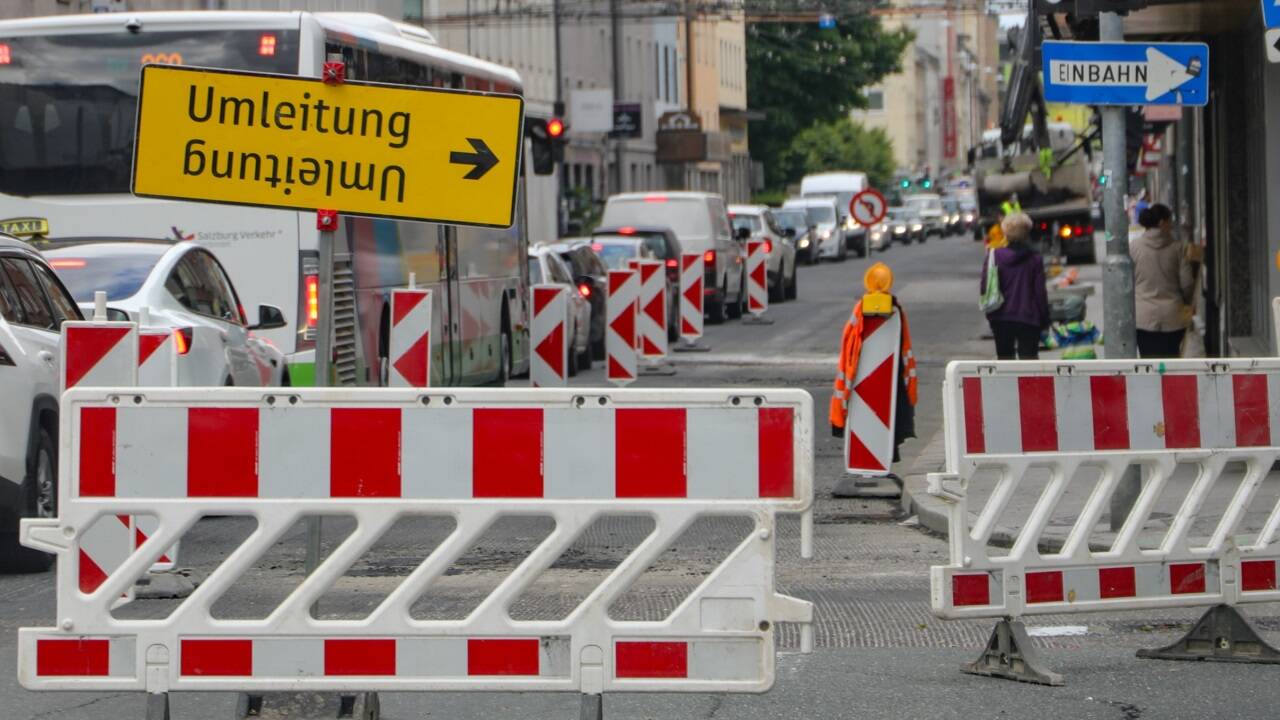 Mehrere Baustellen wie in der Ignaz-Harrer-Straße oder auf der Karolinenbrücke sorgen derzeit für Ärger.  