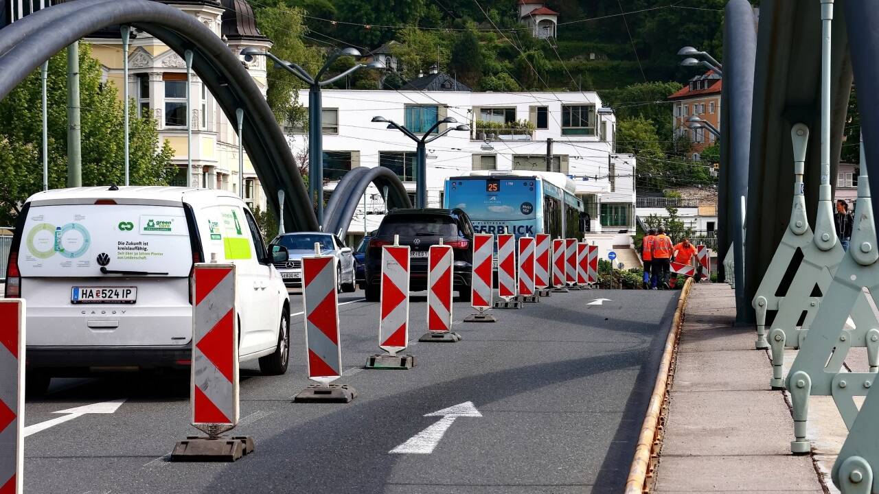 Mehrere Baustellen wie in der Ignaz-Harrer-Straße oder auf der Karolinenbrücke sorgen derzeit für Ärger.  