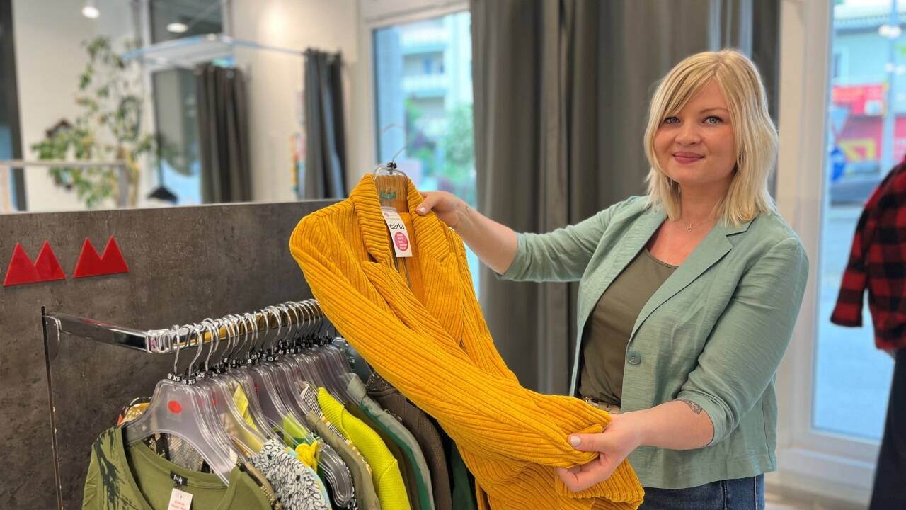 Sophia Wegner hilft Kundinnen und Kunden im Carla-Laden in Salzburg-Herrnau. 