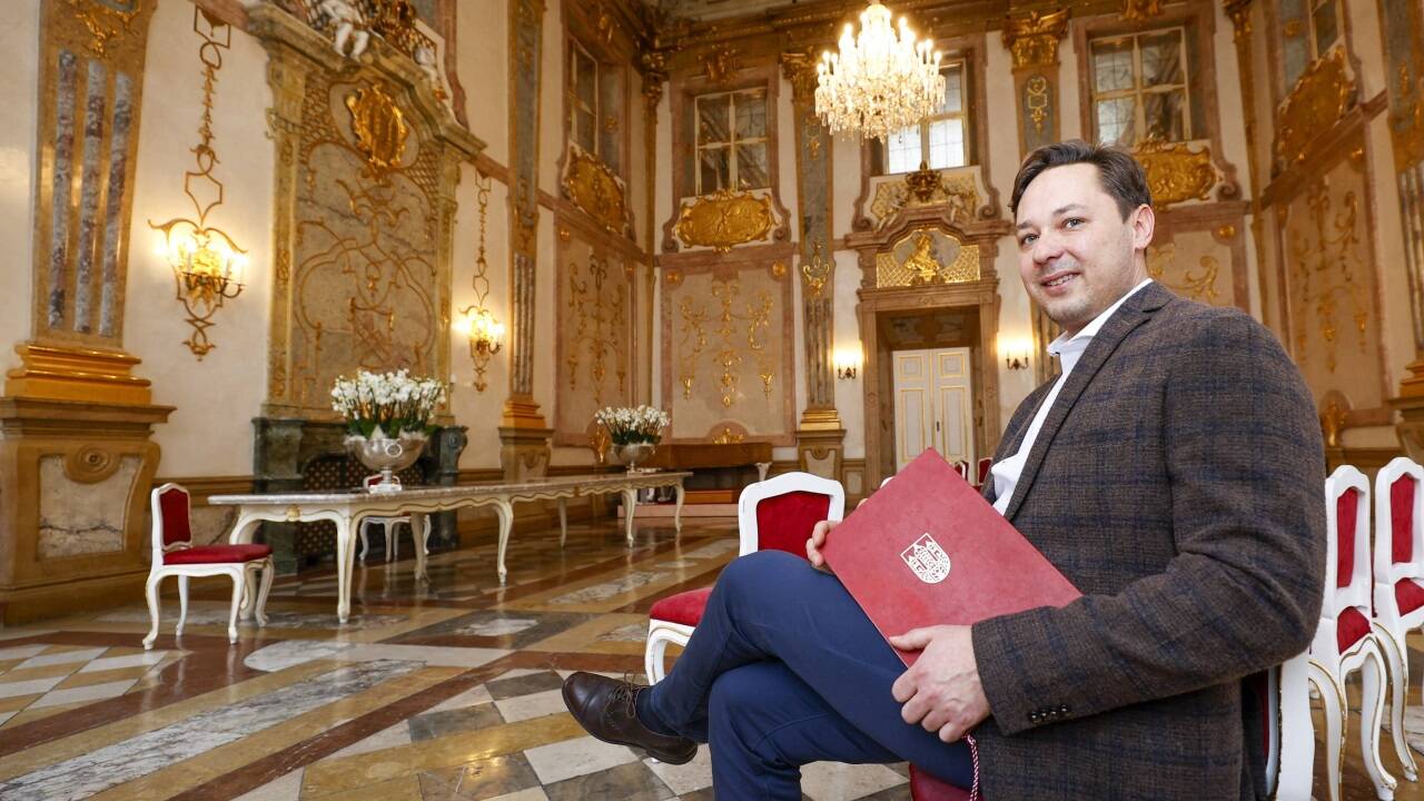 Sechs Beamtinnen und Beamte waren am Sonntag im Marmorsaal im Schloss Mirabell im Einsatz. Im Bild Standesamtsleiter Stefan Fuchs.   Sechs Beamtinnen und Beamte waren am Sonntag im Marmorsaal im Schloss Mirabell im Einsatz. Im Bild Standesamtsleiter Stefan Fuchs.
