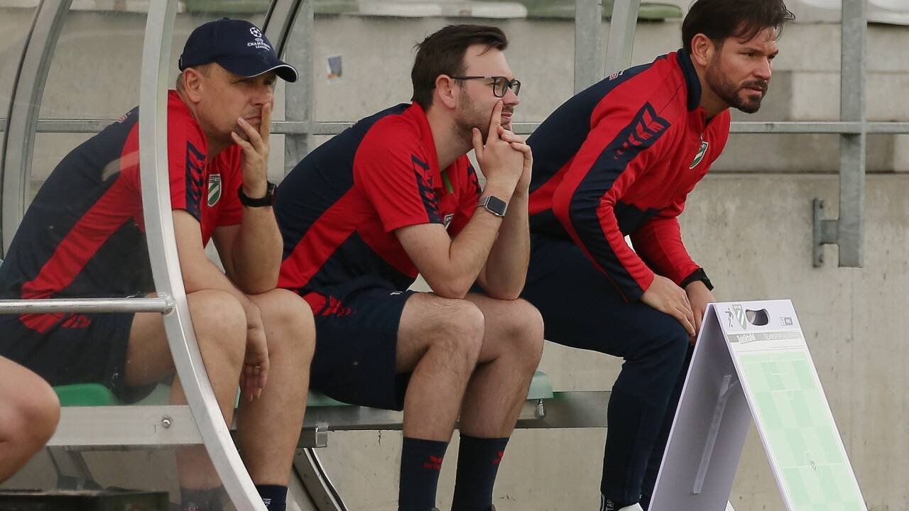Marius Richter (Mitte) arbeitete bei Grünau in der Regionalliga. 