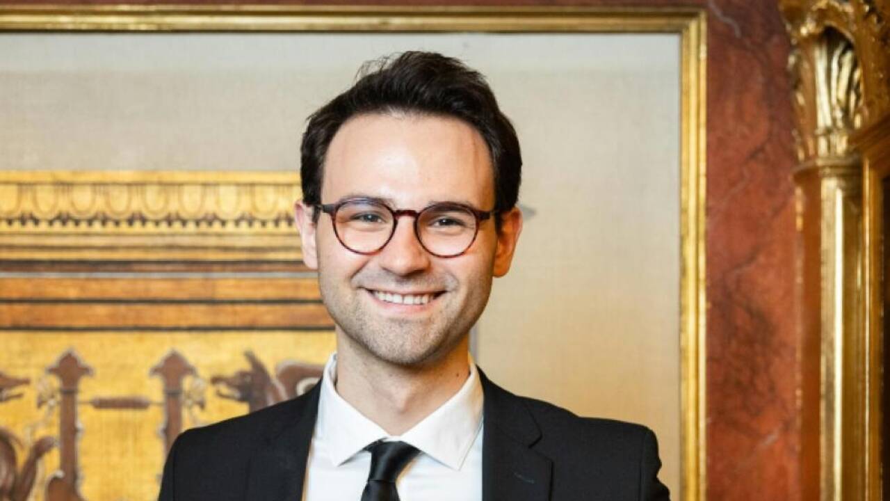 Derek Hartman als stolzer neuer Preisträger 