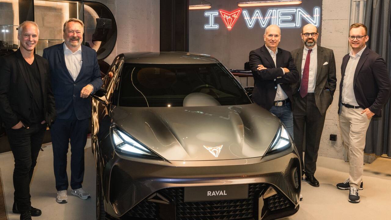 Versammelte Prominenz bei der Eröffnung der Cupra City Garage (v. l.): Sven Schuwirth (Executive Vice President bei Seat), Wolfgang Wurm (Geschäftsführer Porsche Austria), Markus Haupt (CEO Seat/Cupra), Stefan Piëch, Timo Sommerauer (Markenleiter Cupra Österreich).(2) 