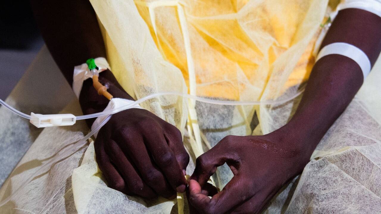 Ein Cholera-Patient bekommt in Haiti eine medizinische Behandlung. Die Aufnahme wurde im April 2025 gemacht.  