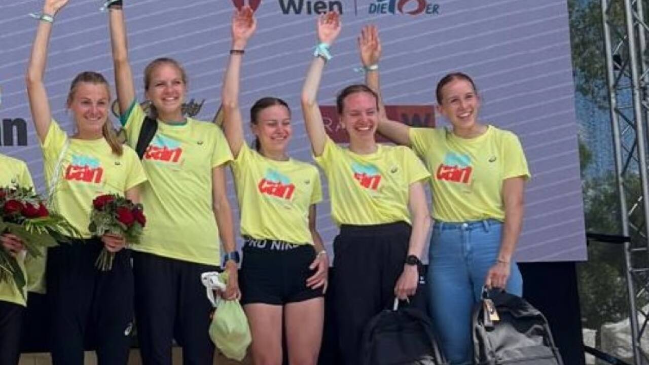 Marie-Theres Gruber (ganz rechts) bei der Siegerehrung in Wien.  