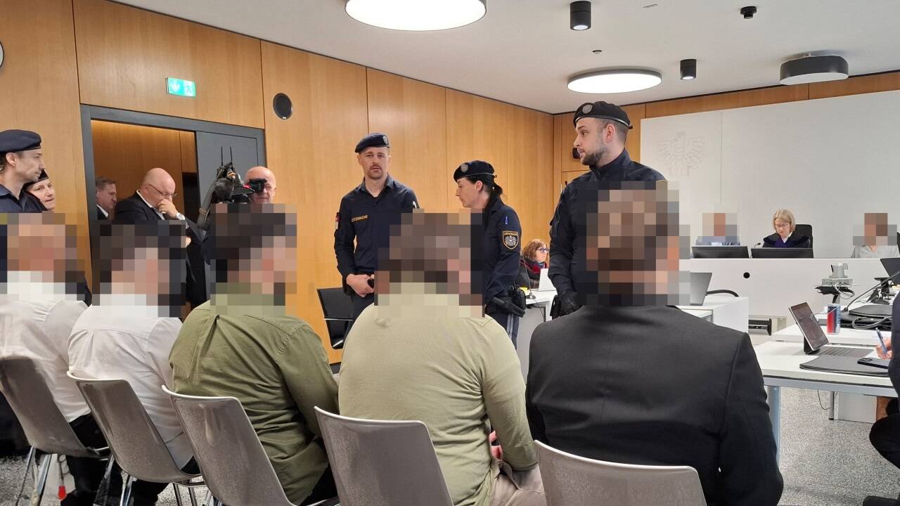 Die fünf nunmehr verurteilten Angeklagten in einer der Hauptverhandlungen. Die fünf nunmehr verurteilten Angeklagten in einer der Hauptverhandlungen.