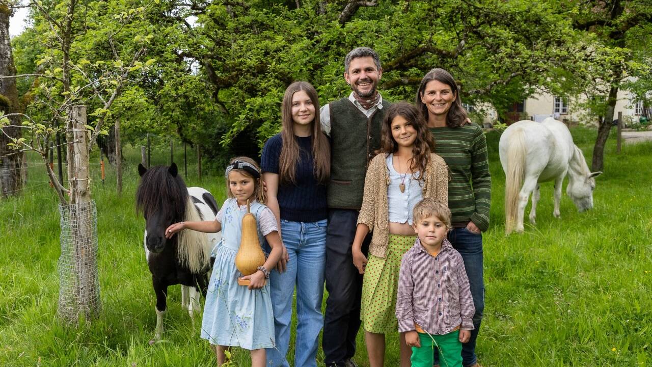 Alexander und Christine Diethard mit ihren vier Kindern am Hof der alten Sorten in Anthering. Das Ehepaar hat auch eine Bio-Obstbaumschule gegründet.  