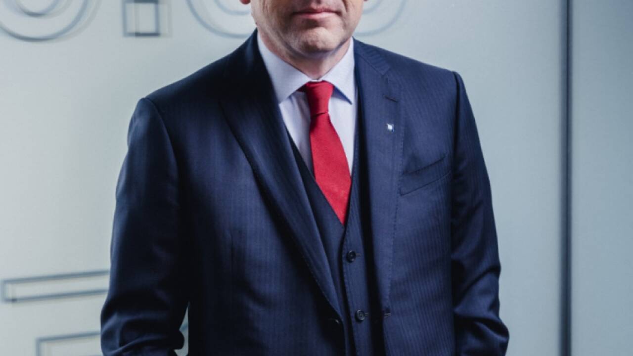 Weiß zieht sich von der Hypo Tirol-Spitze zurück 