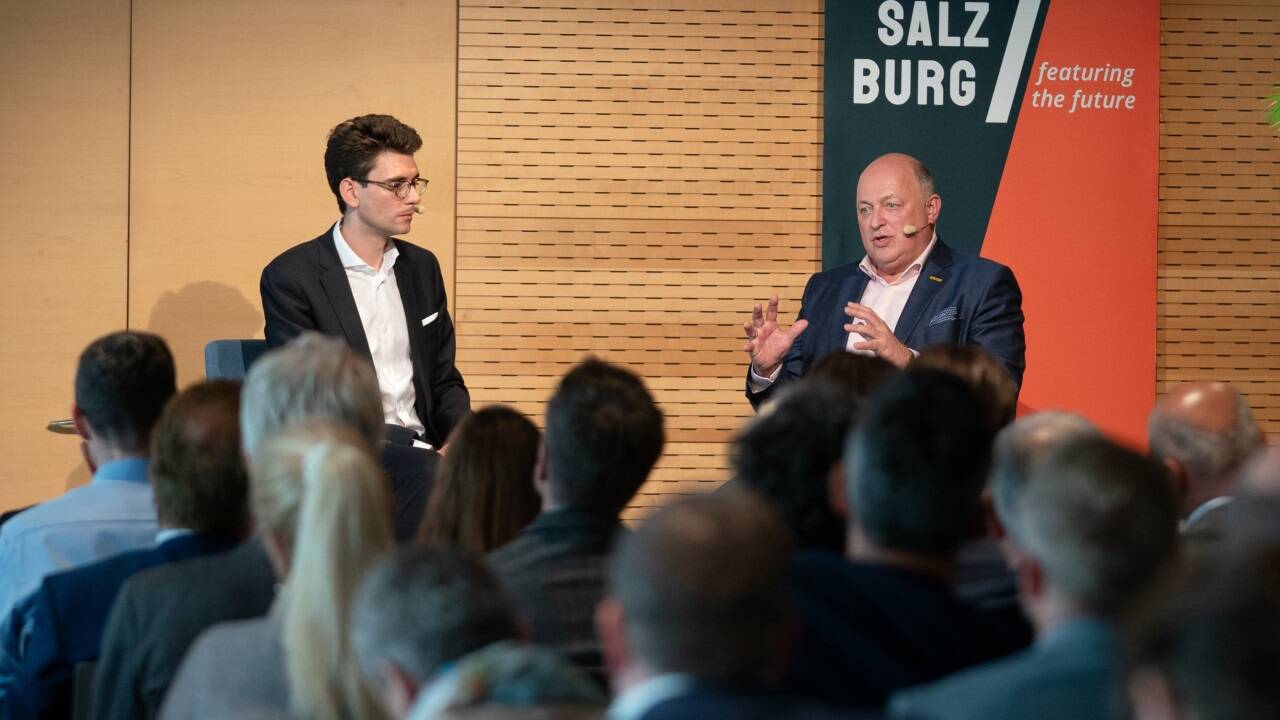 Andreas Klauser, Vorstandsvorsitzender von Palfinger (rechts), im Gespräch mit Moderator und SN-Redakteur Marco Riebler. 
