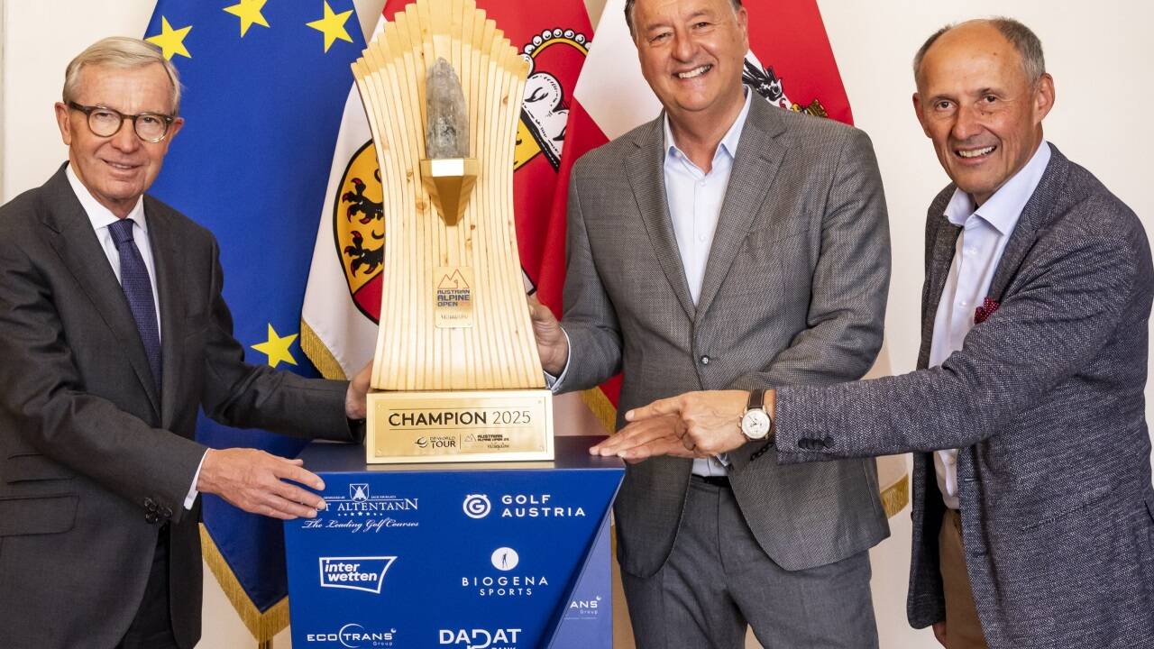 Mit der Siegertrophäe: LH Wilfried Haslauer, Edwin Weindorfer (Organisator des Austrian Alpine Open) und Leo Bauernberger (Salzburger Land Tourismus, von links). 