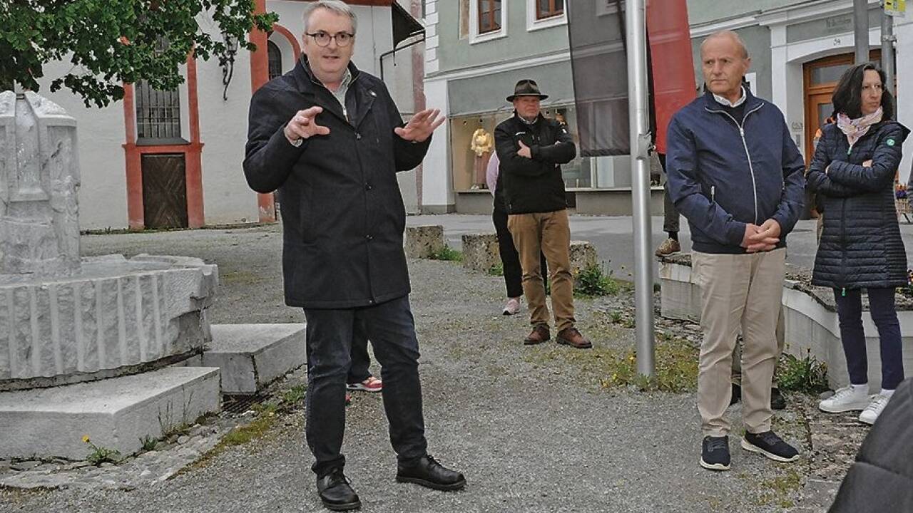 Architekt Ernst Rainer informierte über die ersten ausgearbeiteten, möglichen Lösungen zur Neugestaltung und Nutzung des Brunnenplatzes.  