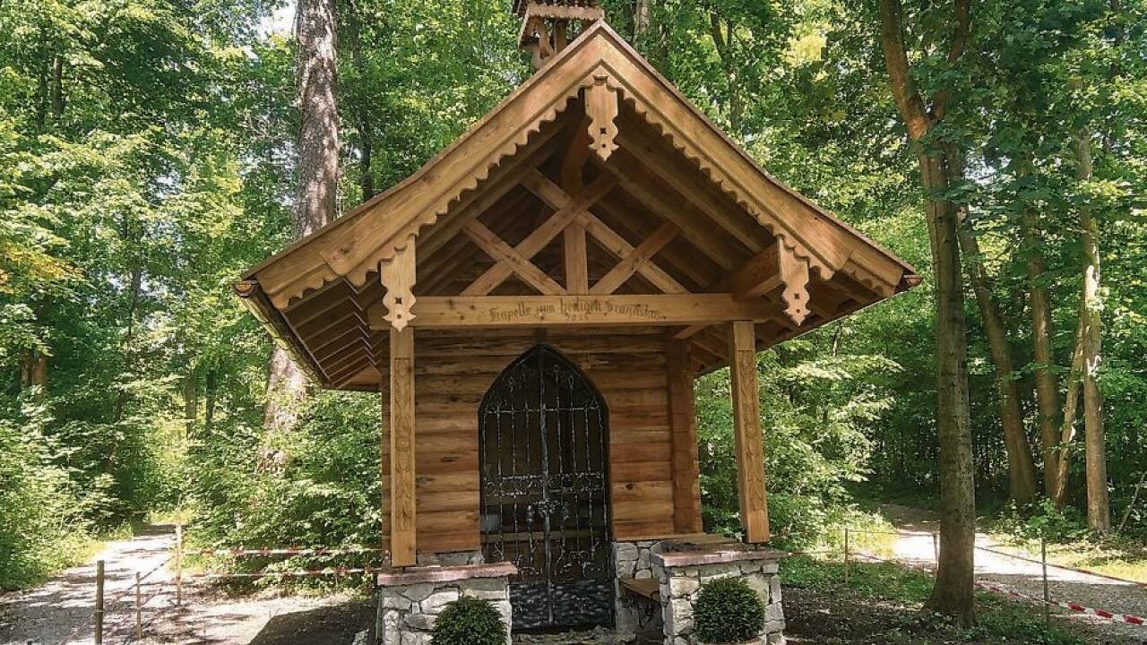 Der geschnitzte Altar ist von nun an in der kürzlich eröffneten Kapelle zu sehen. 
