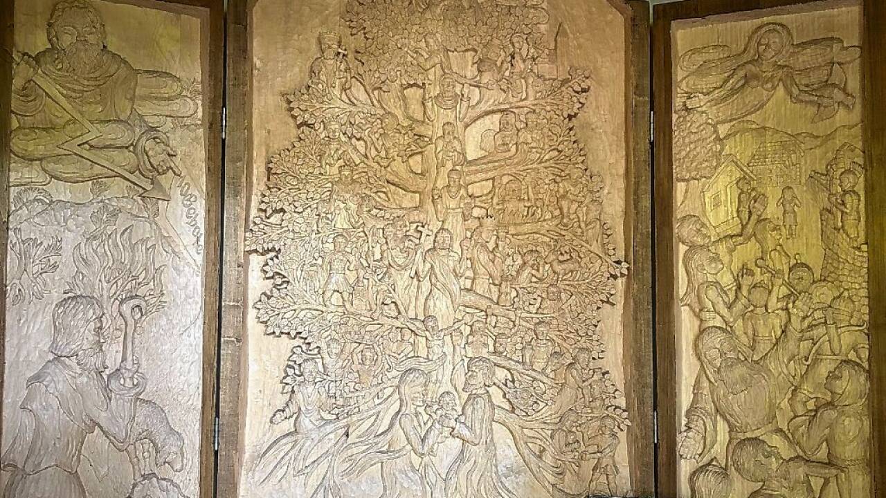 Der geschnitzte Altar (kl. Bild) ist von nun an in der kürzlich eröffneten Kapelle zu sehen. 