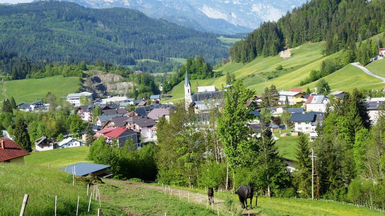 Am Weg Richtung Passa Gschütt mit Blick auf Rußbach und das Tennengebirge.  