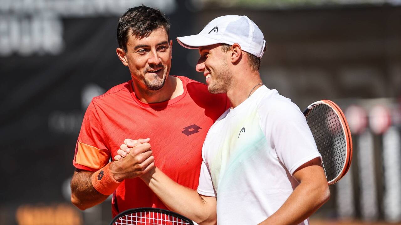 Sebastian Ofner und Filip Misolic zeigen in Roland Garros auf. 