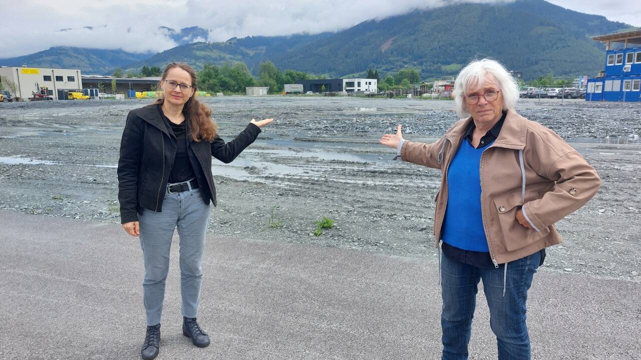LAbg. Martina Berthold und die Zeller Grüne Irene Rieder-Schroll im Gewerbegebiet beim Flugplatz Zell am See: Schotter statt Biotop. 