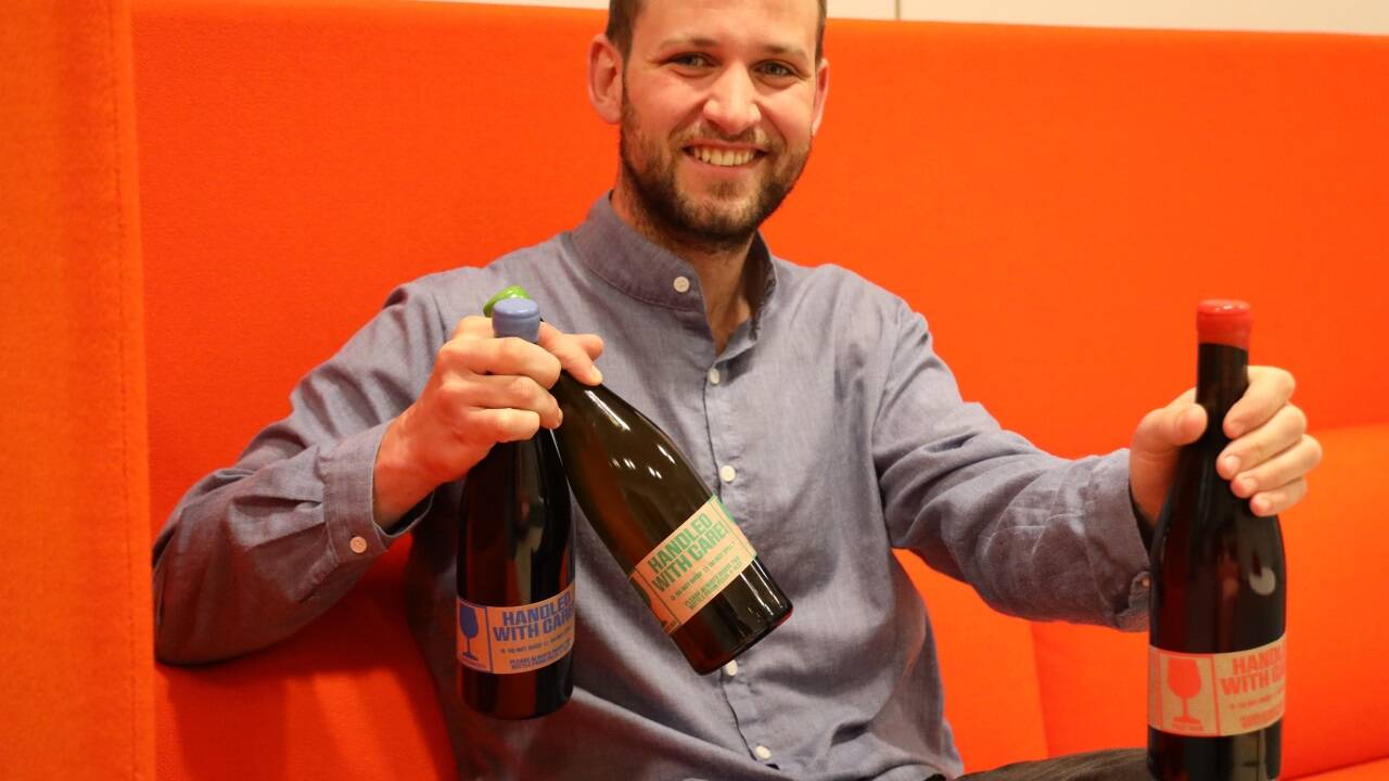 Etiketten in Paketband-Optik zieren die Weine von Alexander Leitner und seinem Partner Felix Schmelzer. Etiketten in Paketband-Optik zieren die Weine von Alexander Leitner und seinem Partner Felix Schmelzer.