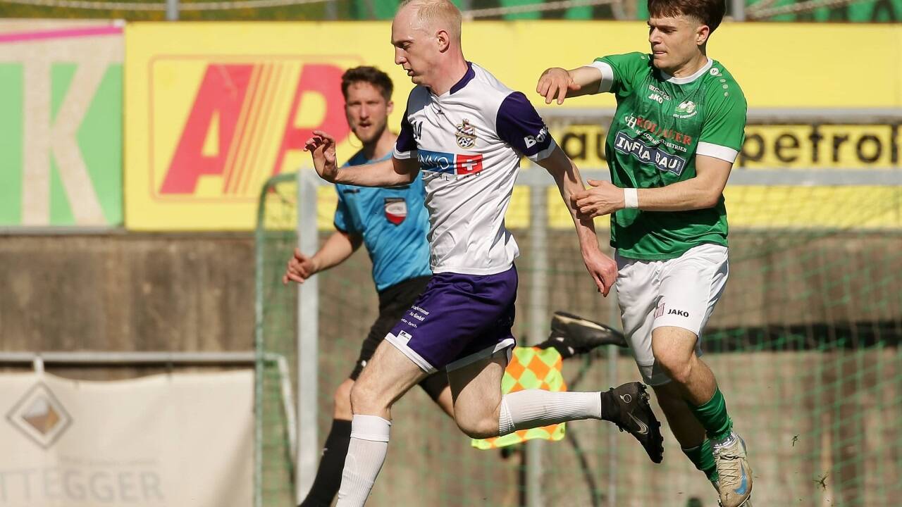 Die Hallwanger um Philipp Hartl (links) schlugen Siezenheim. 