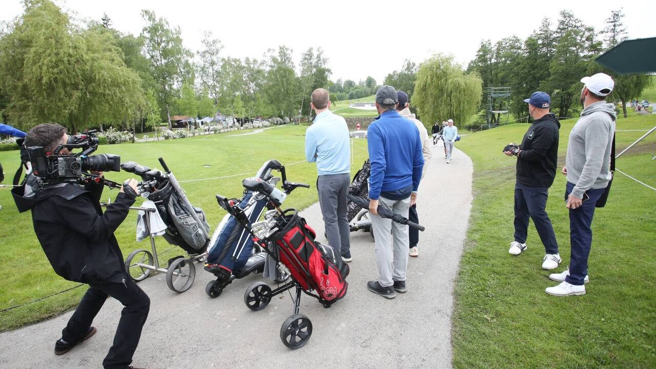 Die ersten Abschläge des Pro-Am-Turniers in Altentann gab es um 7.30 Uhr - schon von Kameras begleitet. 