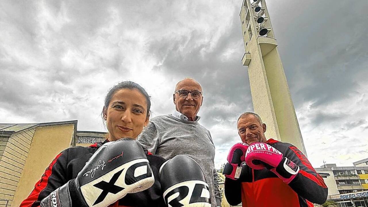 Die Sektion Boxen des Salzburger Polizeisportvereins führt am Samstag, 31. Mai 2025, vor der Pfarrkirche Herrnau ein öffentliches Training durch. Im: Bild: Alma Ridic (PSV), Pfarrer Alois Dürlinger und Wolfgang Nobis (PSV). 