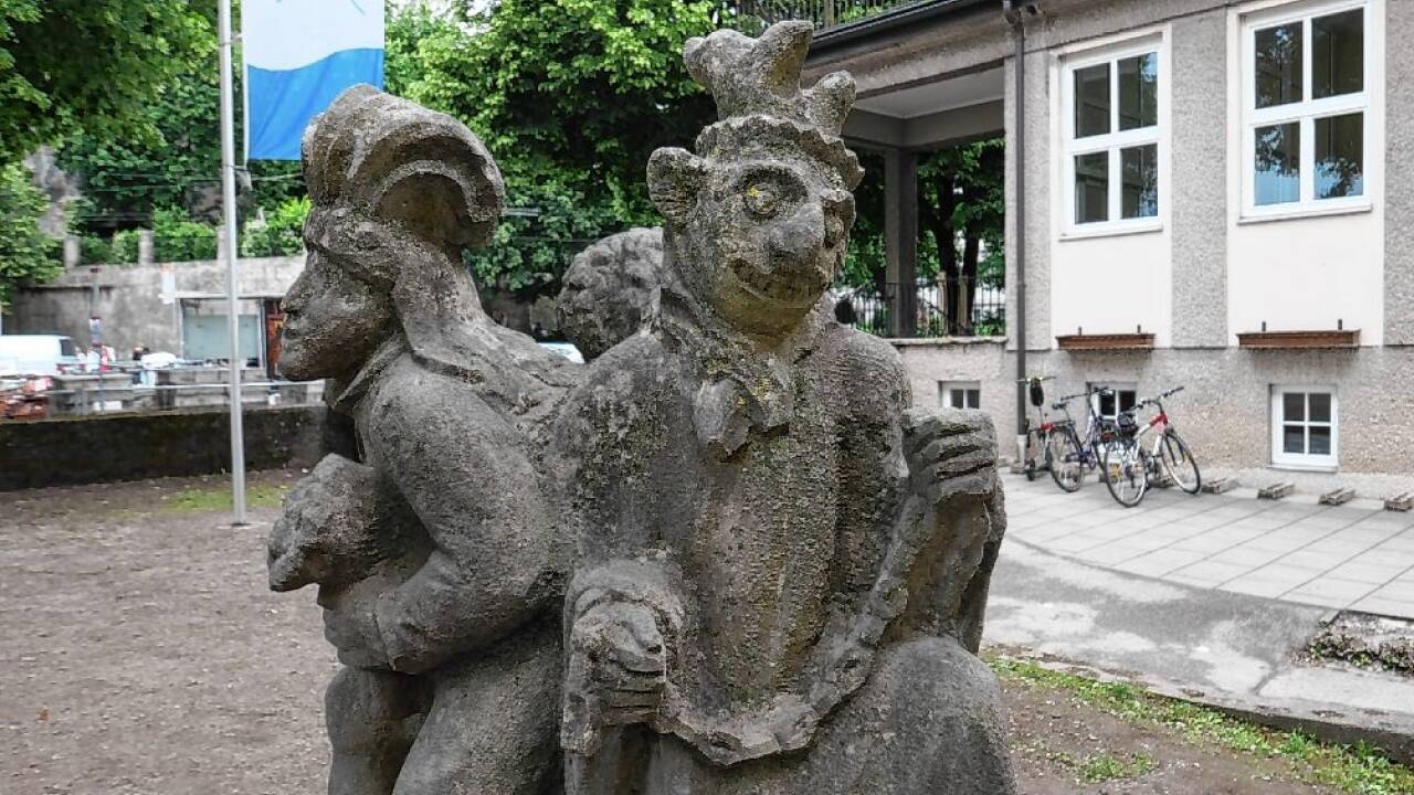 Ein wundersames Kunstwerk bei der städtischen Mittelschule Nonntal.  