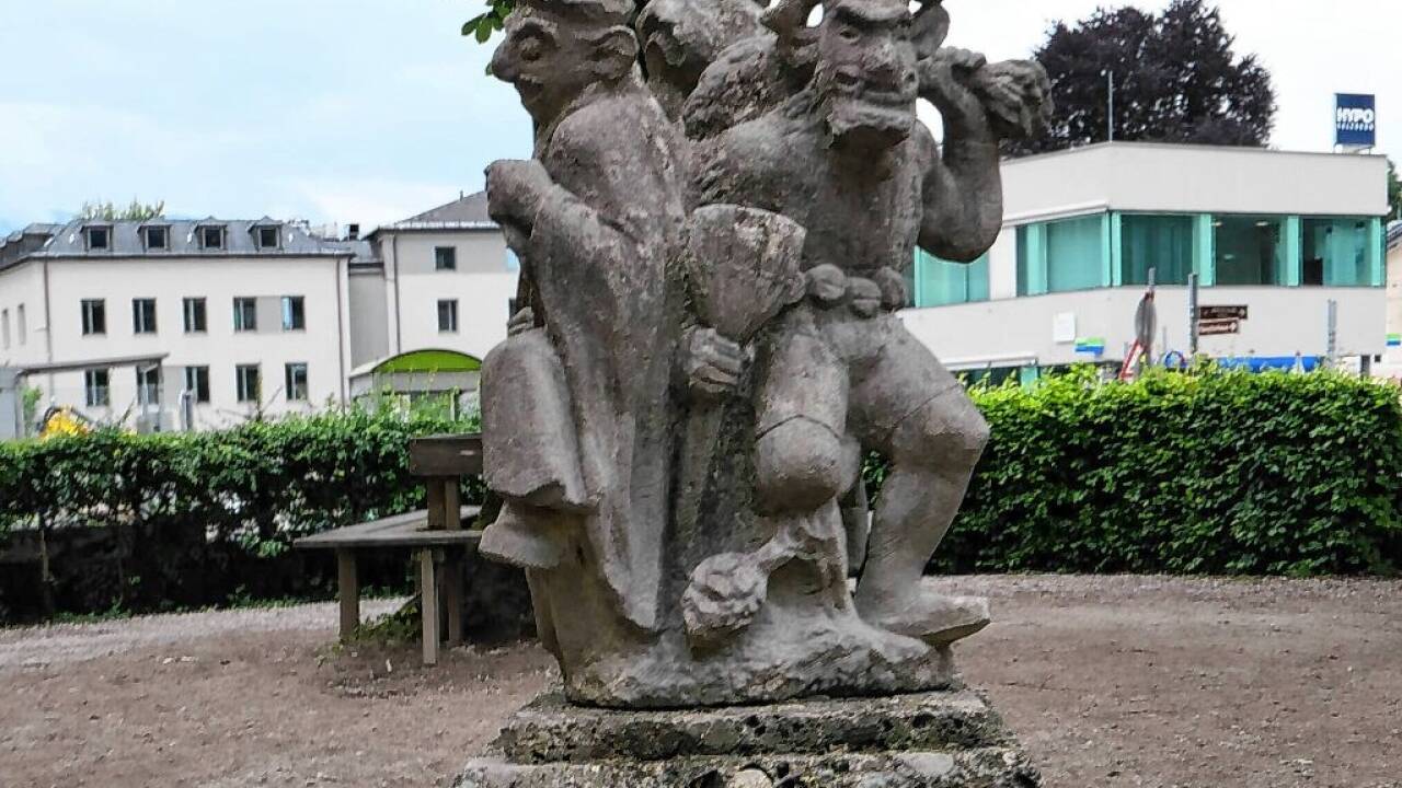 Ein wundersames Kunstwerk bei der städtischen Mittelschule Nonntal.  