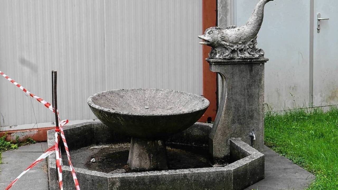 Im Pausenhof findet sich auch dieser Delfinbrunnen.  