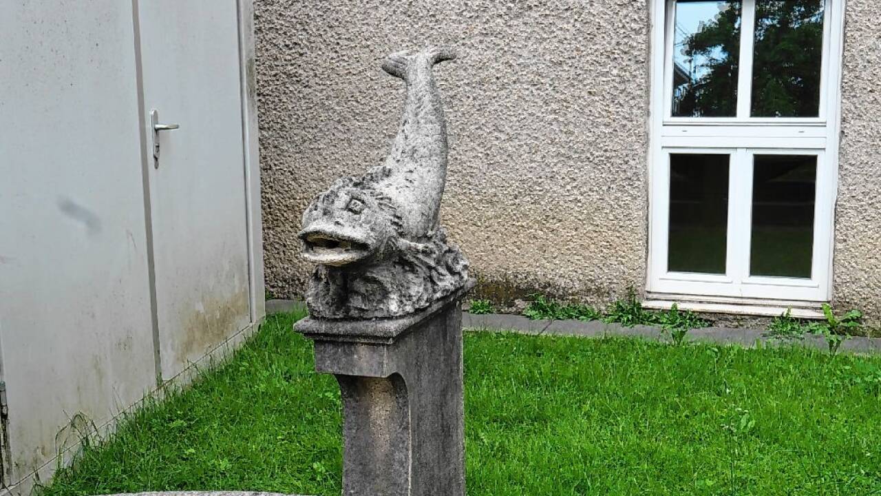 Im Pausenhof findet sich auch dieser Delfinbrunnen.  