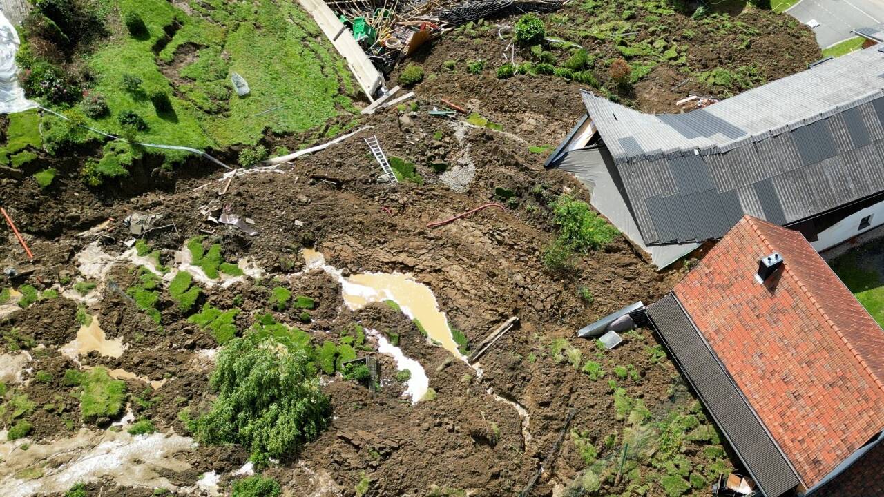 August 2013 in St. Johann im Saggautal bei Leibnitz. Mehrere Hundert Kubikmeter Erdreich gerieten in Bewegung und richteten Zerstörungen an.  