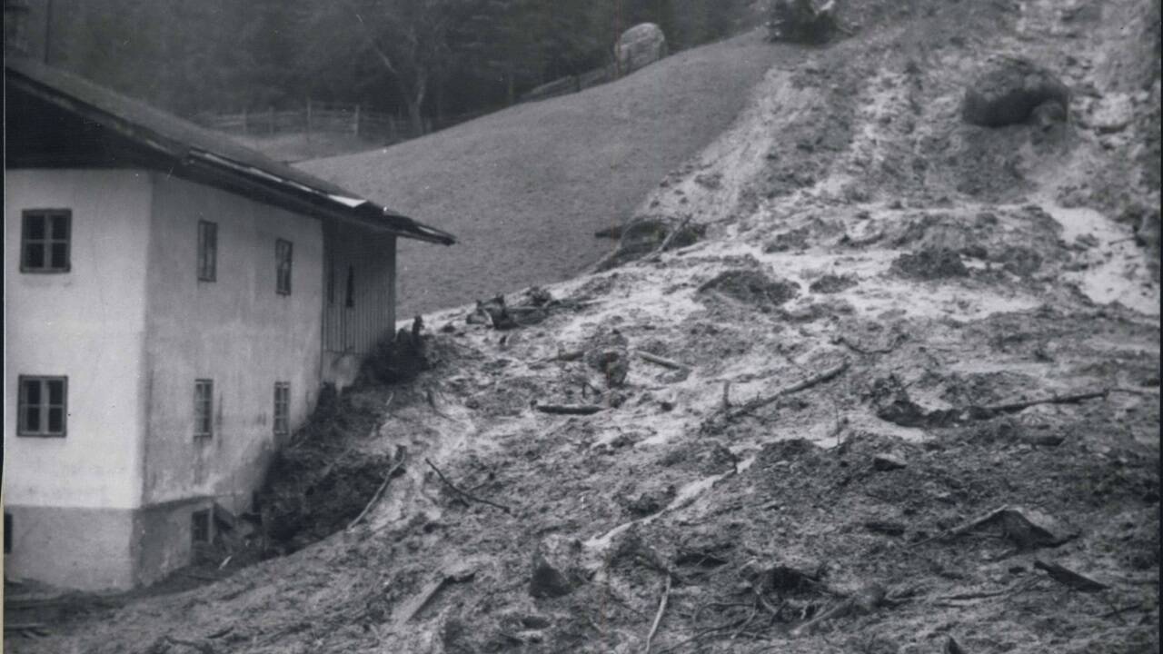 Im November 1964 riss ein Felssturz in Landl in Tirol das halbe Dorf mit. 200.000 Kubikmeter Gestein kamen vom Berg.  