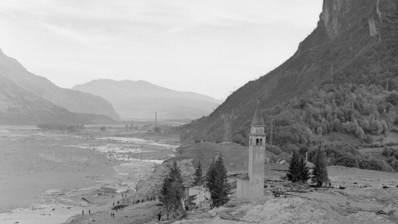 2000 Tote forderte der Bergsturz von Vajont, etwa hundert Kilometer nördlich von Venedig: Am 9. Oktober 1963 löste sich ein riesiger Erdrutsch aus circa 270 Millionen Kubikmetern Felsen und Gestein von den Hängen des Monte Toc. 