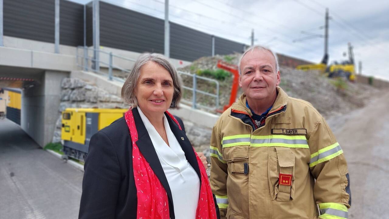 Bürgermeisterin Barbara Schweitl (SPÖ) mit Gemeindemitarbeiter Zugskommandant Thomas Bayer bei der Unterführung Schulstraße, wo der neue Parkplatz geplant ist. 