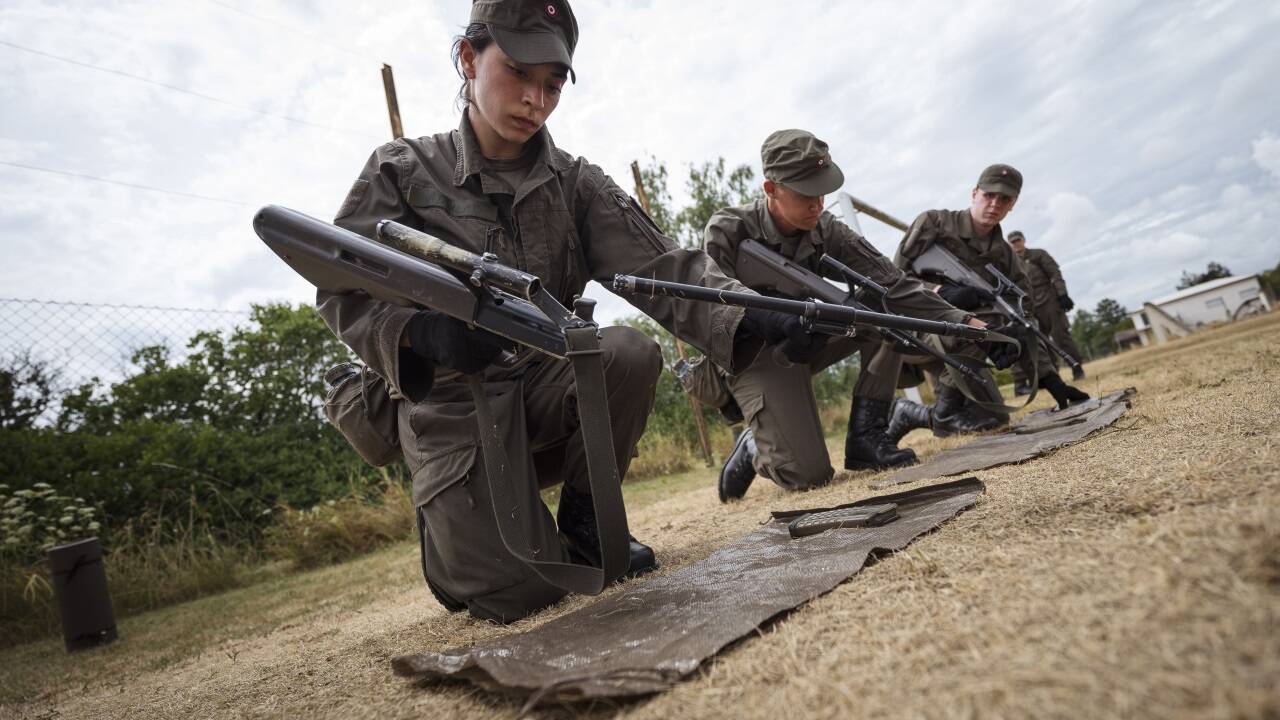 Soldatinnen üben das Auseinandernehmen und Zusammensetzen des Sturmgewehrs 77.   Soldatinnen üben das Auseinandernehmen und Zusammensetzen des Sturmgewehrs 77.