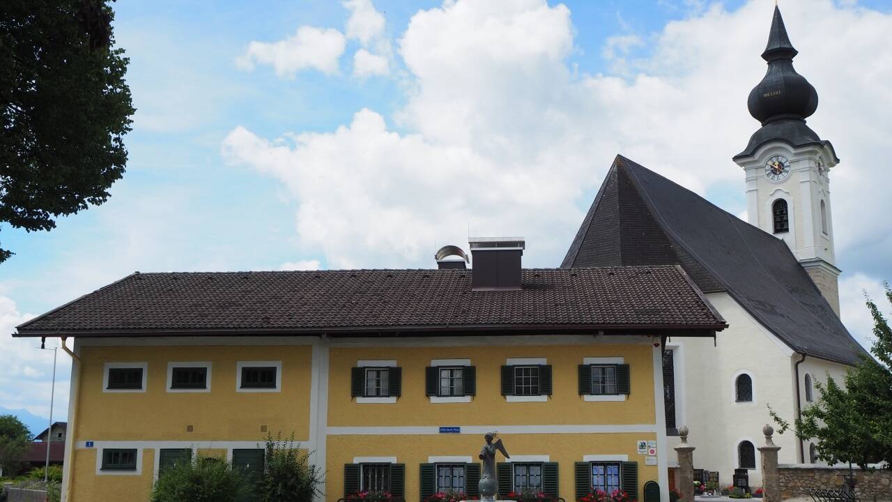 Die Franz-Xaver-Gruber-Schule am Stille-Nacht-Platz 1 ist denkmalgeschützt. Das ursprünglich als Mesnerhaus direkt neben der Kirche gelegene Gebäude dient als Museum. 