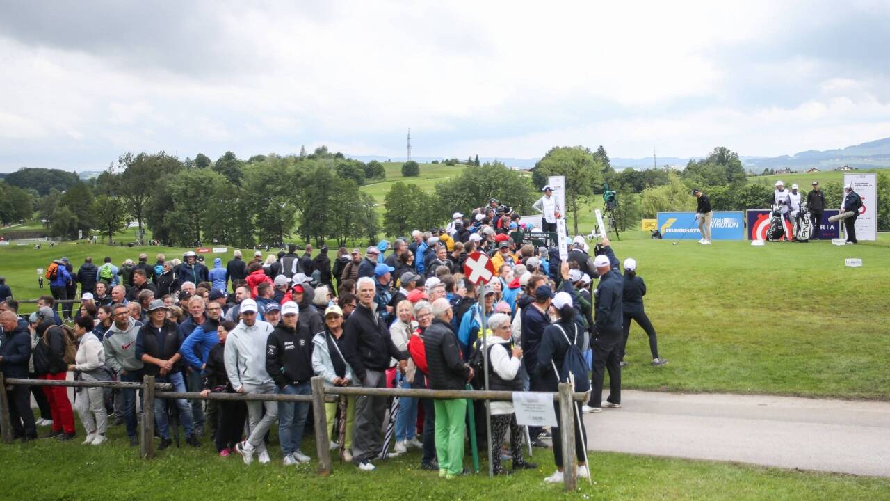 Schon am ersten Tag waren viele Golffans bei den Austrian Alpine Open. Mit welchem Verkehrsmittel lohnt es sich nach Henndorf anzureisen? 