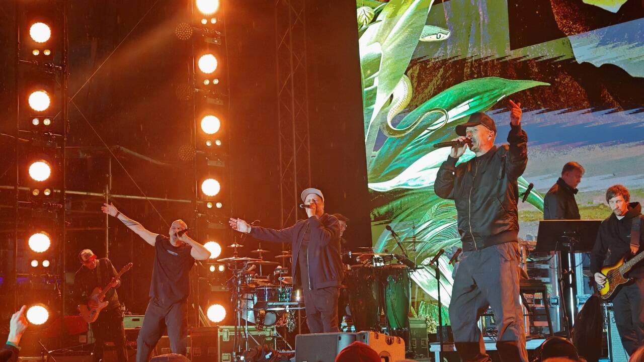 Fanta 4 in Gmunden: Thomas Dürr alias Thomas D, Michael Bernd Schmidt alias Smudo und Michael Beck alias Michi Beck, im Hintergrund Andreas Rieke alias And.Ypsilon sowie die übrigen Bandmitglieder.  