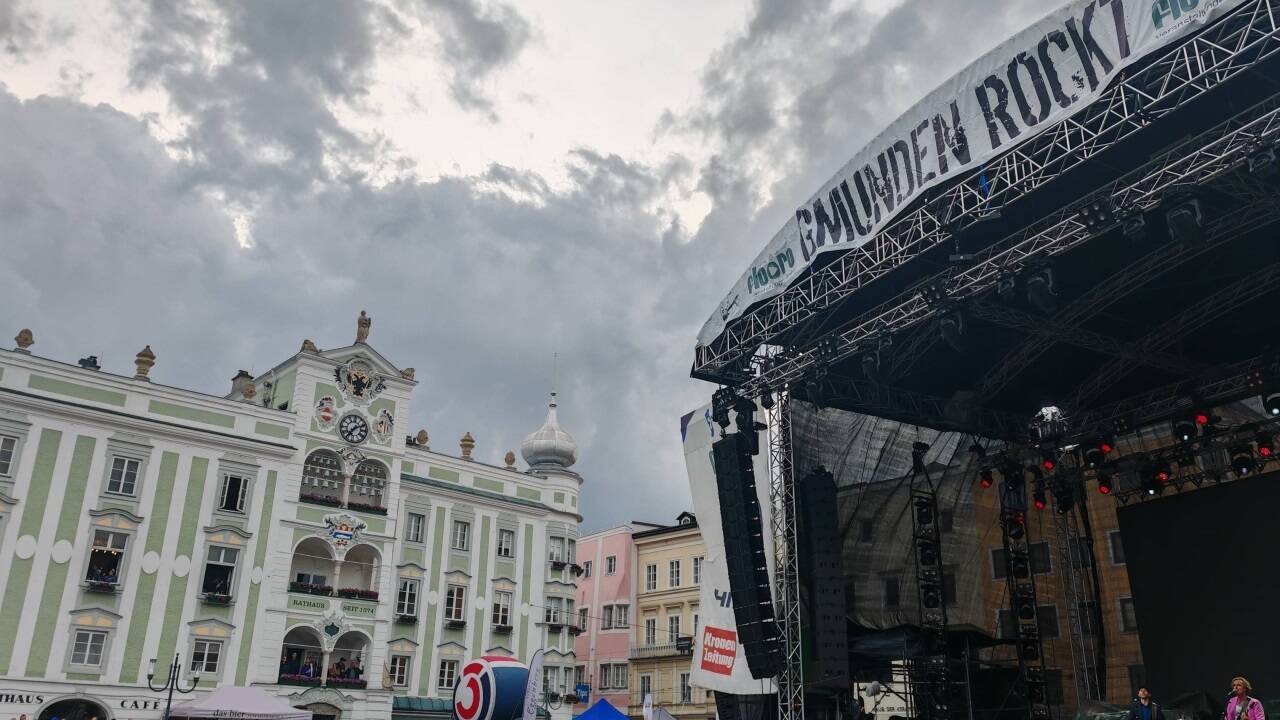Am Rathausplatz in Gmunden spielen heimische wie internationale Bands beim Gmunden rockt noch bis 1. Juni. 