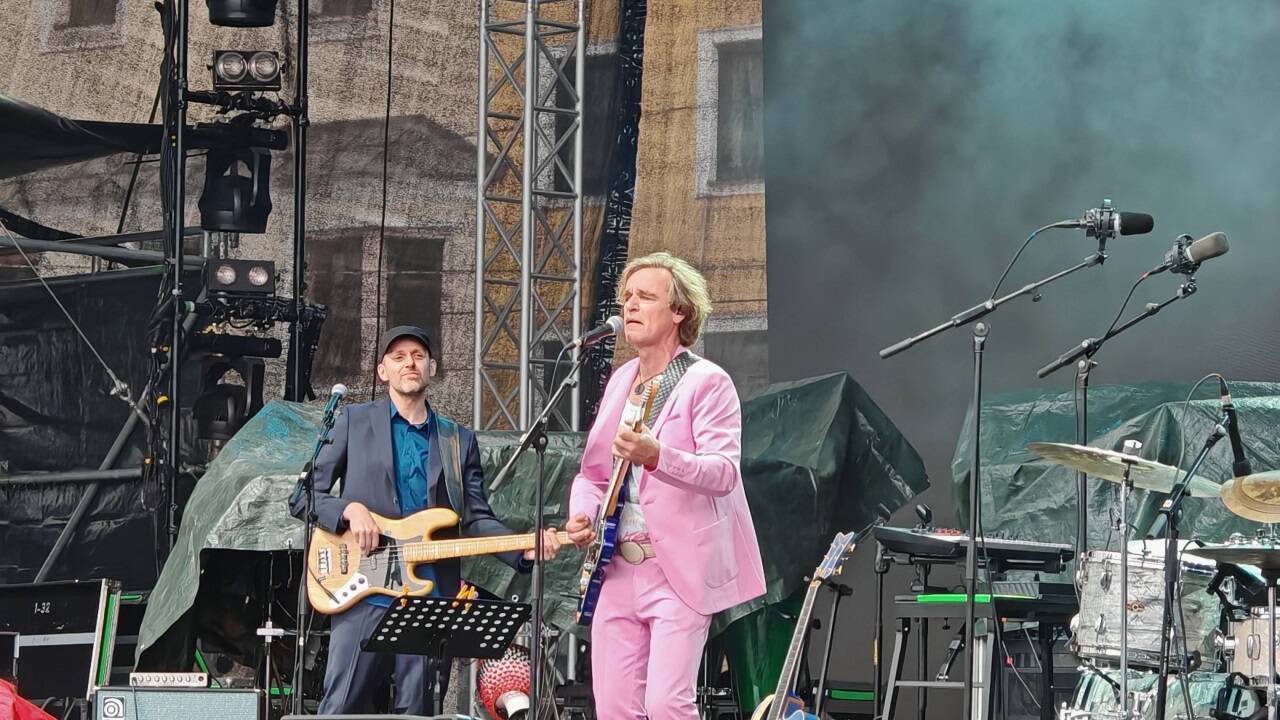 Der oberösterreichische Sänger Andie Gabauer mit Band eröffnete die Bühne am Donnerstag.  