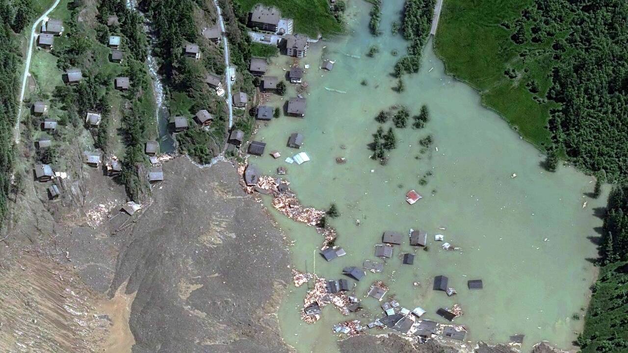 Alle Augen richten sich auf den entstandenen Stausee hinter dem Schuttkegel. 