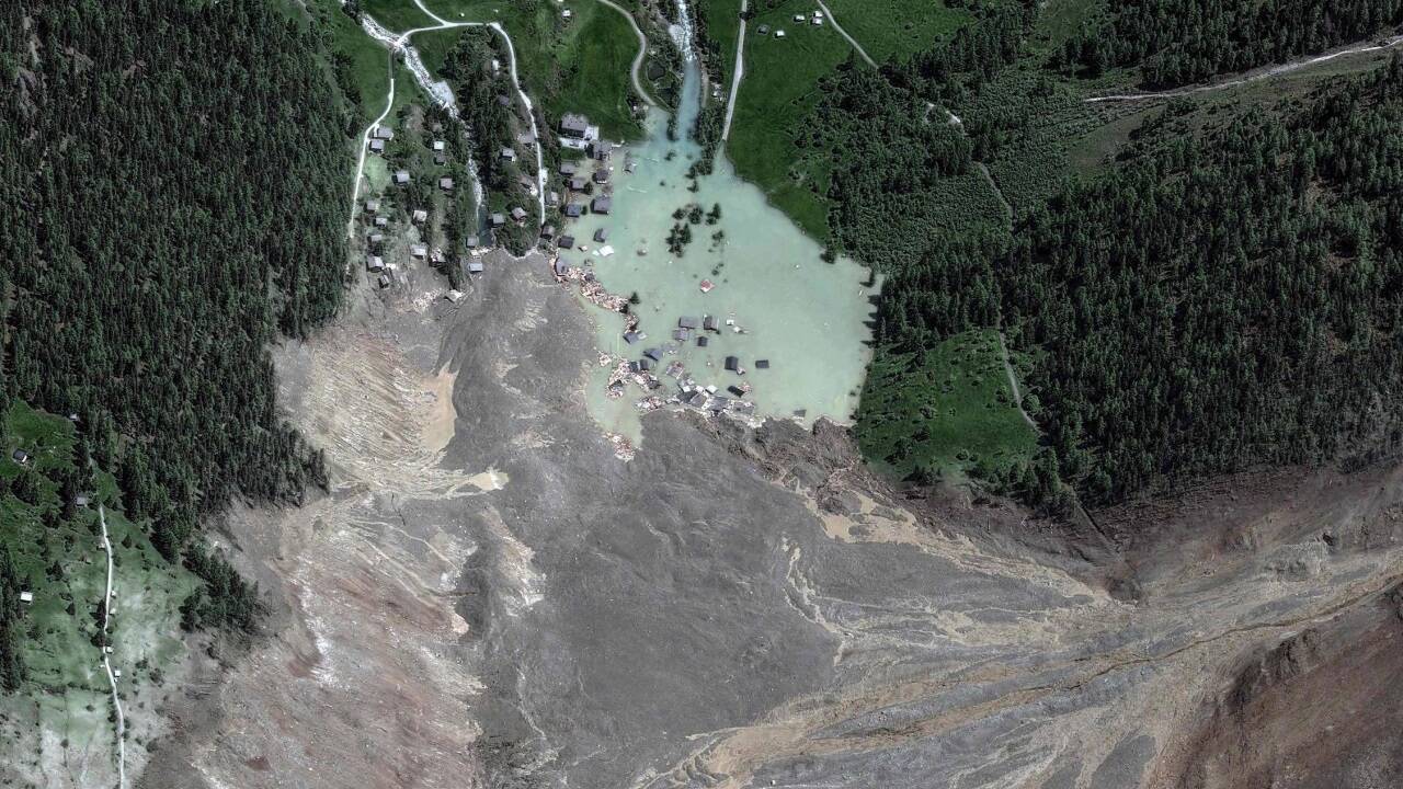 Alle Augen richten sich auf den entstandenen Stausee hinter dem Schuttkegel. 