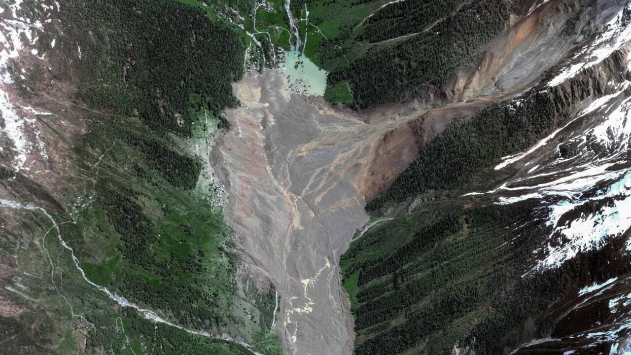 Alle Augen richten sich auf den entstandenen Stausee hinter dem Schuttkegel. 