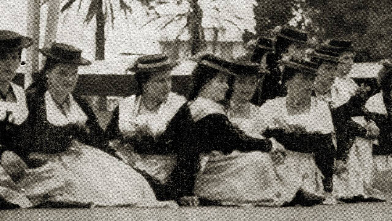  Auf das Bestreben von Peyrebère tanzte 1937 der Trachtenverein „Alpinia“ beim Fest der Nationen in Cannes. 