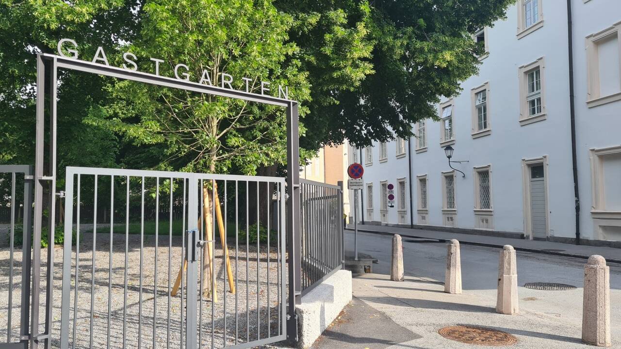 Links der neu gestaltete Gastgarten des Café-Restaurants Posthof, rechts das Spital der Barmherzigen Brüder in der Pfeifergasse. Die Spitalskantine soll in den hinteren Teil des Lokals kommen. 